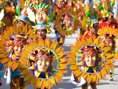 Orang-orang bersuka ria dalam parade "Canto a la Tierra" selama Karnaval Hitam dan Putih di Pasto, Kolombia, Jumat (3/1/2020). Karnaval yang telah diakui oleh UNESCO sejak 2009 tersebut berlangsung setiap Januari. (Photo by Raul ARBOLEDA / AFP)