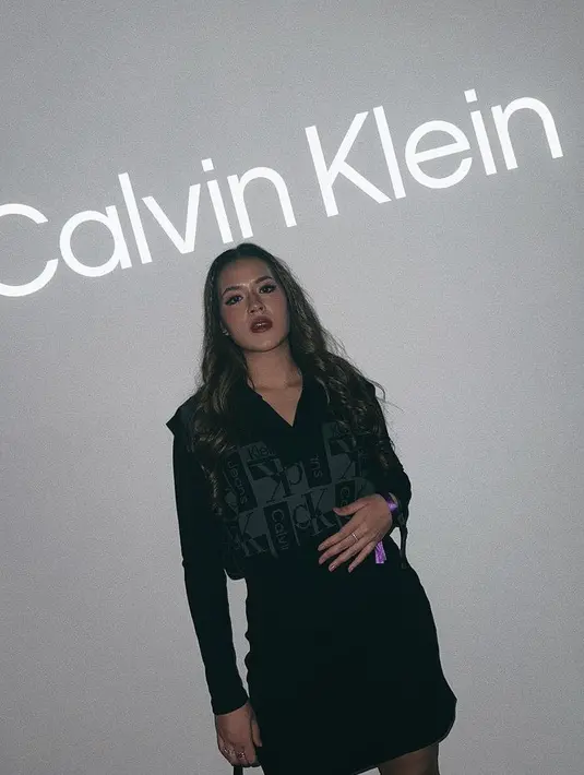 Raisa berkesempatan menghadiri acara Calvin Klein di Jepang. Raisa pun tampil serba hitam dengan outfit yang ia kenakan. [@raisa6690]