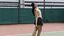 <p>Sedangkan saat tenis, Anya mengenakan inner warna neon dipadukan luaran tanpa lengan warna putih. Ia pun mengenakan mini skirt hitam yang serasi dengan sneakersnya. @anyageraldine</p>