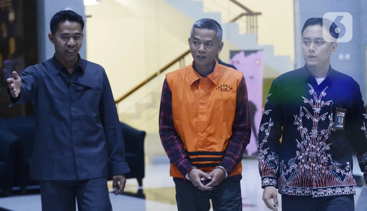 Mantan Komisioner KPU, Wahyu Setiawan dikawal petugas usai menjalani pemeriksaan oleh penyidik di Gedung KPK, Jakarta, Selasa, (21/1/2020). Wahyu Setiawan diperiksa sebagai tersangka terkait kasus dugaan penerimaan hadiah atau janji penetapan anggota DPR Terpilih 2019-2024. (merdeka.com/Dwi Narwoko)