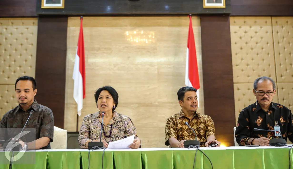 Suasana konferensi pers pengumuman peserta yang lolos seleksi Profile Assessment di Kantor Kemensesneg, Jakarta, Kamis (9/7/2015).  Sebanyak 18 calon anggota KY lolos tes dari 34 peserta (Liputan6.com/Faizal Fanani) 