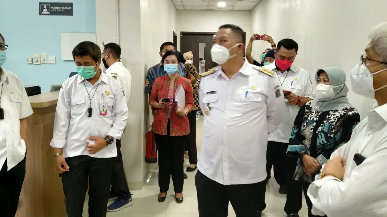 Pelaksana Tugas (Plt) Walikota Surabaya Whisnu Sakti Buana meninjau rencana RS darurat Covid-19 di Mal Cito. (Dian Kurniawan/Liputan6.com)