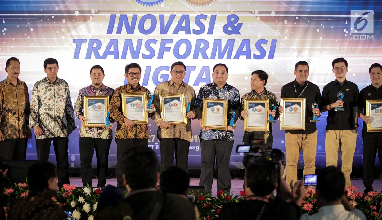 Para penerima penghargaan TOP IT & TELCO 2019 foto bersama di Jakarta, Rabu (27/3). Penghargaan ini diberikan untuk mendorong di kalangan bisnis, institusi pemerintah, BUMN dan lembaga dalam menyikapi tren perkembangan IT dan TELCO dengan pemutkhiran.(Liputan6.com/Faizal Fanani)