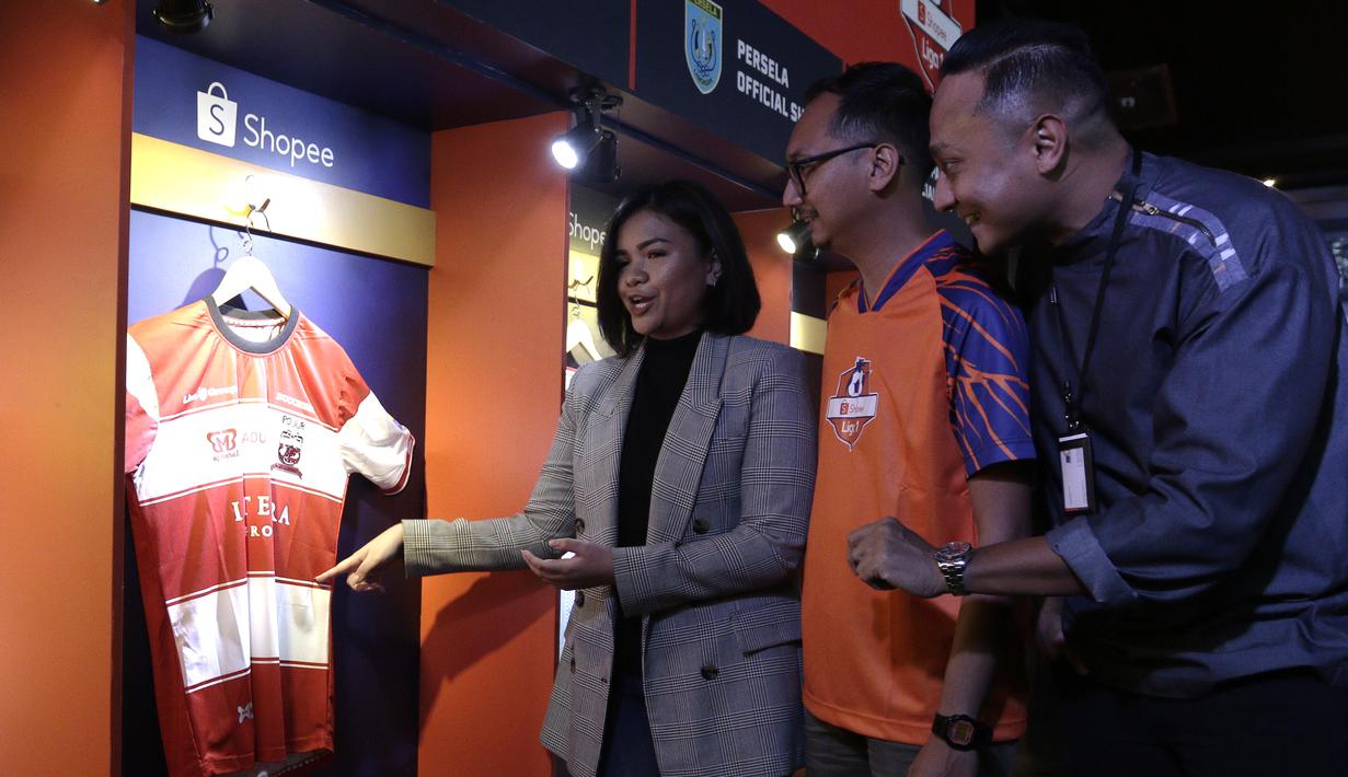 COO Madura United, Annisa Zhafarina, bersama perwakilan Shopee dan EMTEK melihat jersey usai konferensi pers launching official merchandise 5 klub di Holywings, Jakarta, Selasa (23/7). Shoppe hadirkan official merchandise dari 5 klub Liga 1.
