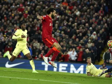 Pemain Liverpool Mohamed Salah mencetak gol ke gawang Arsenal pada pertandingan sepak bola Liga Inggris di Stadion Anfield, Liverpool, Inggris, 20 November 2021. Liverpool menang 4-0. (AP Photo/Jon Super)