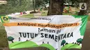 Warga beraktivitas di sekitar Setu Cibinong, Jawa Barat, Kamis (11/6/2020). Meskipun spanduk larangan penutupan telah dipasang, namun sebagian warga tetap nekat beraktivitas di kawasan tersebut untuk memancing ikan atau berekreasi. (Liputan6.com/Immanuel Antonius)