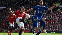 Gelandang Manchester United, Marcel Sabitzer (kiri) melepaskan tendangan di depan bek Everton, Michel Keane pada laga lanjutan pekan ke-30 Liga Inggris 2022/2023, Sabtu (8/4/2023) di Old Trafford Stadium, Manchester. (AFP/Paul Ellis)
