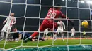 Pemain Inter Milan, Marko Arnautovic, mencetak gol ke gawang Monza Pada laga Liga Italia di Dtadion Giuseppe Meazza, Minggu (9/3/2025). (AP Photo/Luca Bruno)