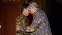 Presiden RI ke-6, Susilo Bambang Yudhoyono (SBY) dan presiden terpilih 2014, Joko Widodo (Jokowi) saat mengadakan pertemuan menyangkut transisi pemerintahan di Nusa Dua, Bali pada 27 Agustus 2014. (AFP PHOTO / SONNY TUMBELAKA)