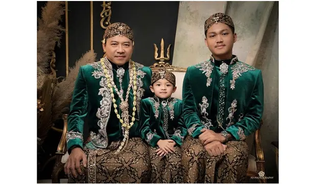 6 Gaya Pemotretan Keluarga Anang Hermansyah dan Ashanty ala Pengantin Jawa, Menawan