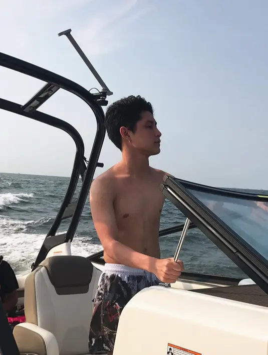 Tak hanya wajah yang tampan, Teuku Rassya juga punya senyum yang kalem. Senyumannya ini kerap membuat cewek-cewek menjadi meleleh. (Foto: instagram.com/teukurassya)