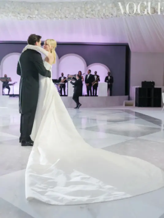 Sebagai pasangan yang berbahagia, Brooklyn Beckham dan Nicola Peltz berdansa di area tengah. Melepas veil cantiknya, Nicola Peltz tetap tampil glamor dengan gaun panjang yang dilengkapi dengan lace gloves. (vogue.com/Corbin Gurkin)