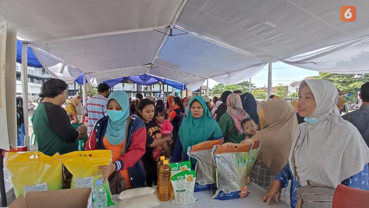 Operasi Pasar murah menjelang Natal dan Tahun Baru 2024 , untuk mensetabilkan harga kebutuhan pokok di Banyuwangi (Hermawan Arifianto/Liputan6.com)