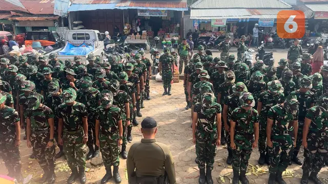 Momen hangat prajurit TNI Bersihkan Pasar di Baubau, Sultra (Liputan6.com/Fauzan)