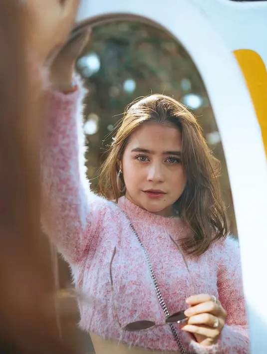 “Di pendidikan itu kita bisa dapet networking kan. Kita nggak pernah tahu di dalam kelas ada siapa aja dan ke depannya mereka akan seperti apa,” ujar Prilly Latuconsina. (Instagram/prillylatuconsina96)