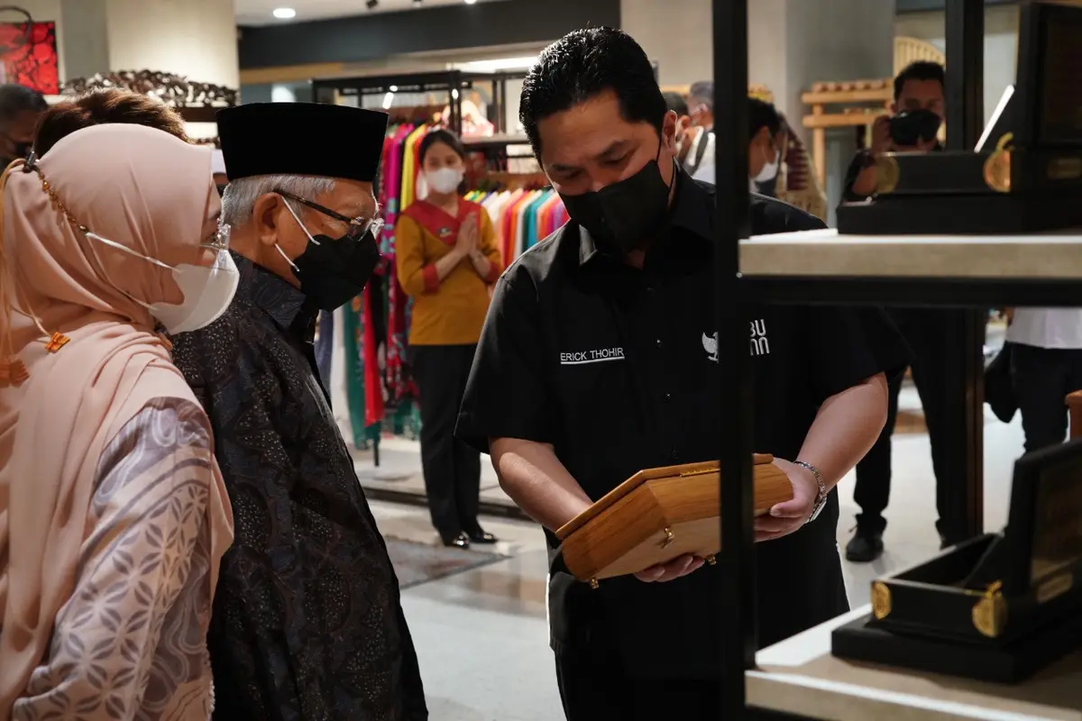 Wapres Ma'ruf Amin didampingi Menteri BUMN Erick Thohir meninjau Gedung Sarinah, Jakarta Pusat, Senin (27/6/2022). Dia melihat beragam produk UMKM yang dipasarkan di Mal Sarinah. (Foto: Istimewa)