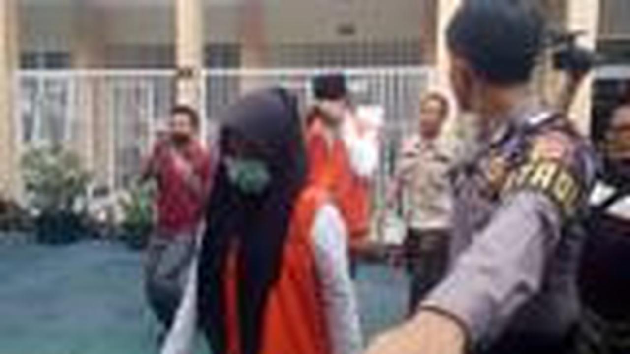 Salah satu terdakwa adegan video syur 'Vina Garut' tengah memasuki ruang persidangan dalam salah satu rangkaian persidangan kasus video itu di Pengadilan Negeri Garut.