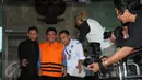 Ketua DPRD Muba Riamon Iskandar saat di tahan oleh komisi Pemberantasan Korupsi , Selasa (15/12). Riamon menjadi tersangka kasus dugaan suap DPRD Kabupaten Musi Banyuasi. (Liputan6.com/Helmi Afandi)