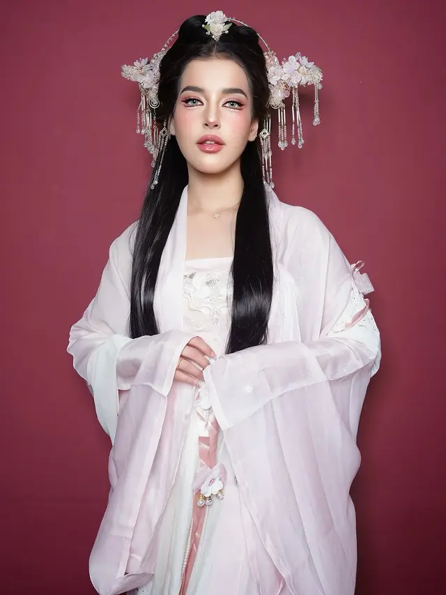 5 Pesona Perempuan Berparas Arab Tasya Farasya dalam Sentuhan Douyin Makeup Look