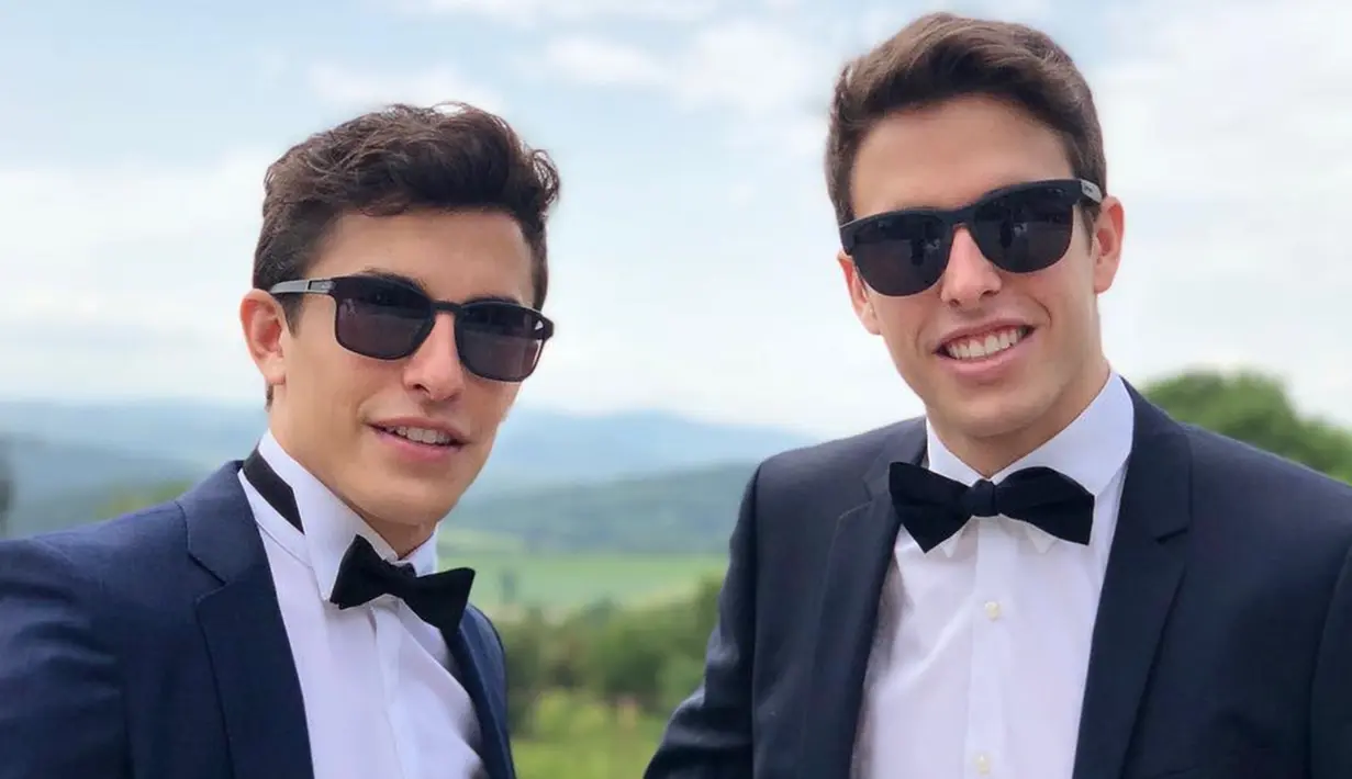 Biasa melihat mereka dengan kostum balap dan helm full-face, ternyata Alex dan Marc juga tampan dengan balutan outfit resmi, lengkap pula pita kupu-kupu dan kacamata hitamnya. (Liputan6.com/IG/@marcmarquez9)