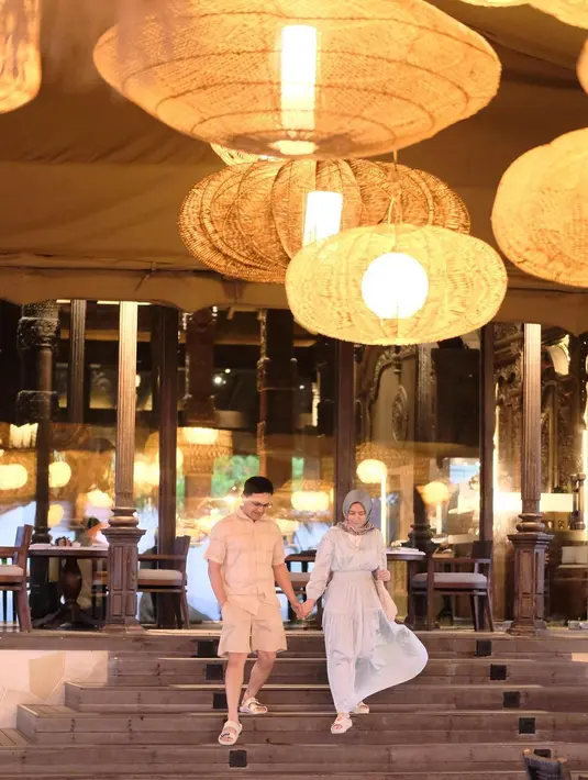 Pengantin baru itu tampak menuruni tangga dengan bergandengan tangan. Seperti diketahui, pasangan ini memutuskan menikah setelah beberapa bulan dikabarkan dekat. [Instagram/dine.pearl]
