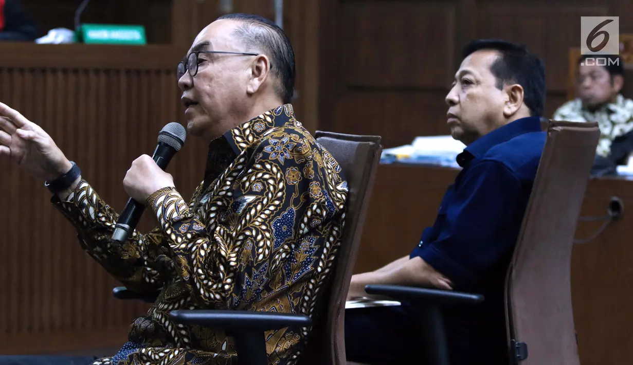 Pengusaha Johanes Budisutrisno Kotjo (kiri) menjawab pertanyaan JPU KPK saat menjadi saksi di sidang lanjutan dugaan suap pembangunan PLTU Riau-1 dengan terdakwa Idrus Marham di Pengadilan Tipikor, Jakarta, Selasa (19/2). (Liputan6.com/Helmi Fithriansyah)