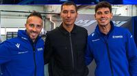 Toprak Razgatliouglu (tengah) bersama dua pembalap test rider Yamaha: Andrea Dovizioso dan Raul Fernandez. (Crash.net)