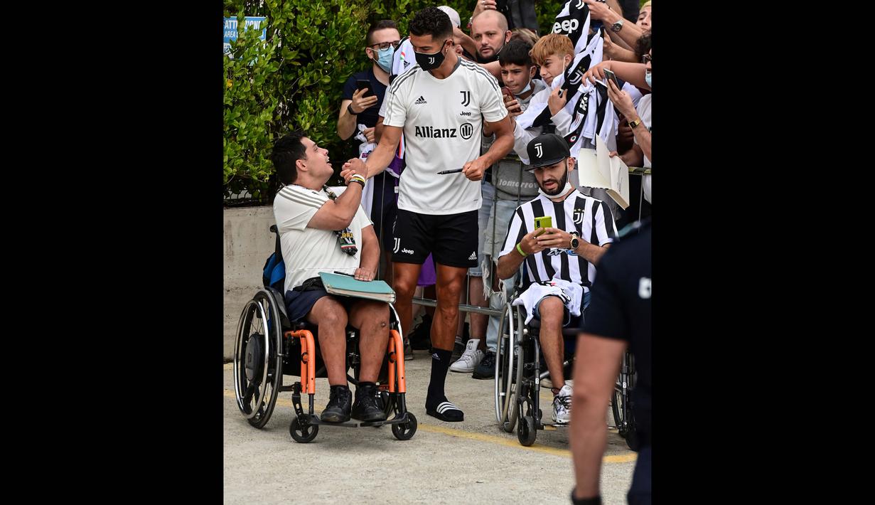 Inilah bukti bahwa peraih lima kali Ballon d'Or tersebut memang ramah kepada para penggemar yang sudah hampir setahun ini rindu melihat langsung Cristiano Ronaldo dari dekat dan dengan mata telanjang. (Foto: AFP/Miguel Medina)
