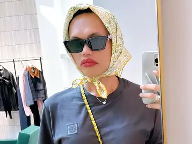 Pakai bandana kain segitiga yang dipadukan dengan baju kaus dan celana jeans pendek, penampilan Wanda modis dan stylish. Makin menyala, Wanda pakai tas warna kuning selaras dengan bandananya. Tak lupa pakai kacamata, fashion item satu ini memang mendukung penampilan sahabat Nagita Slavina jadi makin kece. Diketahui ini adalah potret Wanda ketika liburan di Amerika Serikat pada Juni 2024 lalu. (Liputan6.com/IG/@wanda_haraa)