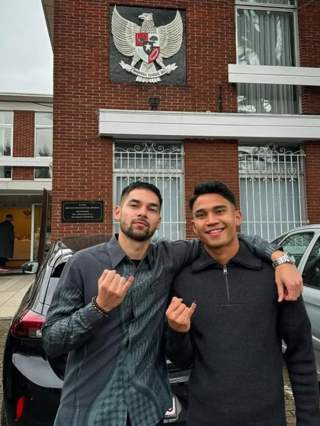 Baru Jadi WNI, Pesepak Bola |Sandy |Walsh Pakai Kemeja Batik Saat Mencoblos di Belgia Bareng Marselino Ferdinan.  foto: Instagram @sandywalsh