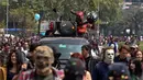 Ratusan orang mengenakan kostum menyerupai zombie berpartisipasi dalam perayaan satu dekade Zombie Walk di Santiago, Chile, 13 Oktober 2018. Zombie Walk digelar dua minggu sebelum perayaan Halloween pada 31 Oktober mendatang. (AP/Esteban Felix)