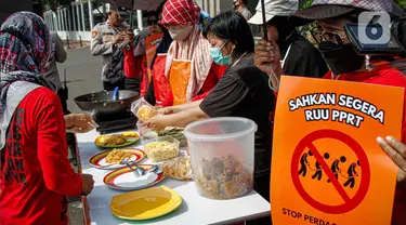 Sejumlah aktivis Koalisi Sipil Untuk Undang-Undang Perlindungan Pekerja Rumah Tangga (PRT) melakukan aksi memasak sarapan di depan Gedung DPR, Jakarta, Rabu (21/6/2023). (Liputan6.com/Faizal Fanani)