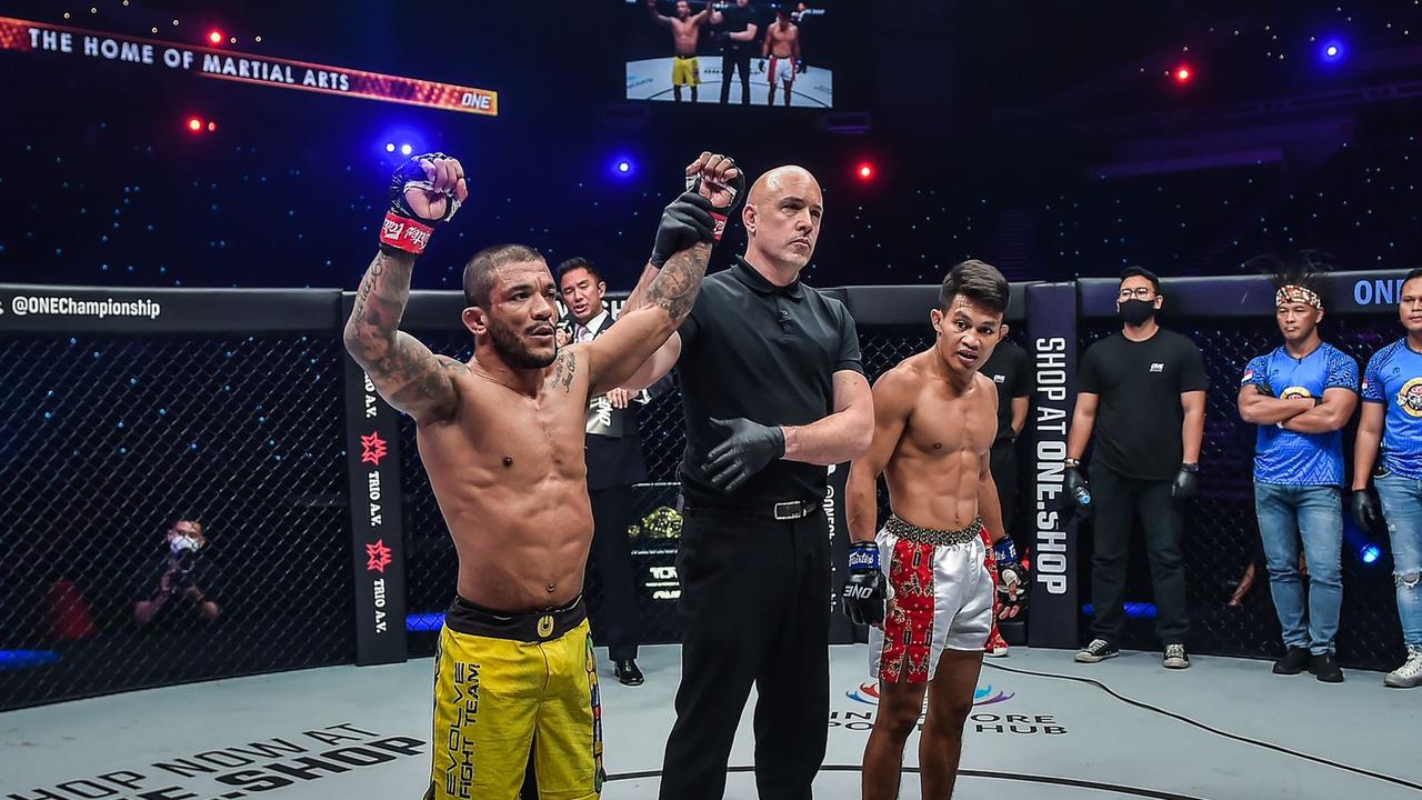 Alex Silva kalahkan Adrian Mattheis di ONE 158