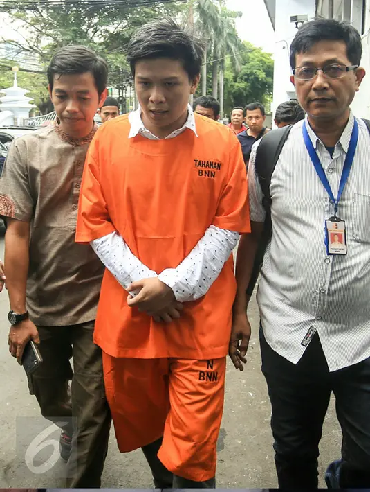 Nofiandi saat digiring menuju mobil ambulan, Jakarta, Jumat (18/3/2016). BNN tetapkan Bupati Ogan Ilir, Ahmad Wazir Nofiandi sebagai tersangka dan akan direhabilitasi di pusat rehabilitasi BNN di Lido Jawa Barat. (Liputan6.com/Yoppy Renato)