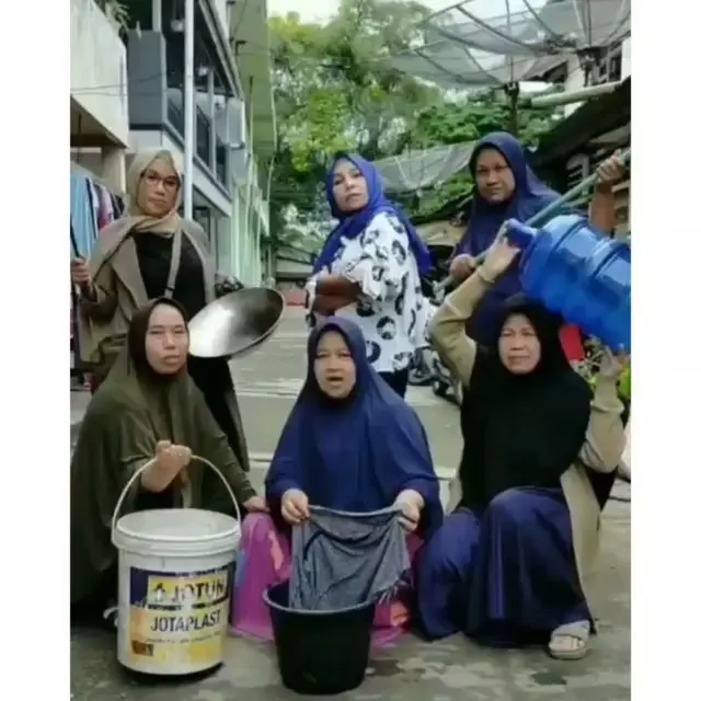 8 Potret Absurd Ibu-Ibu Kalau Lagu Kumpul Bareng Ini Bikin Geleng Kepala