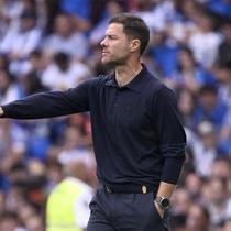 Pelatih Real Madrid, Xabi Alonso, memberikan instruksi saat timnya berhadapan dengan Real Sociedad pada pekan 4 Liga Spanyol 2025/2026, Sabtu (13/9/2025) malam WIB. (ANDER GILLENEA / AFP)