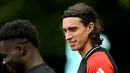 Pemain Arsenal, Riccardo Calafiori mengikuti latihan bersama timnya menjelang laga lanjutan Liga Champions melawan PSG di Arsenal Training Centre, Hertfordshire, Inggris, Selasa (01/10/2024). (AFP/Glyn Kirk)