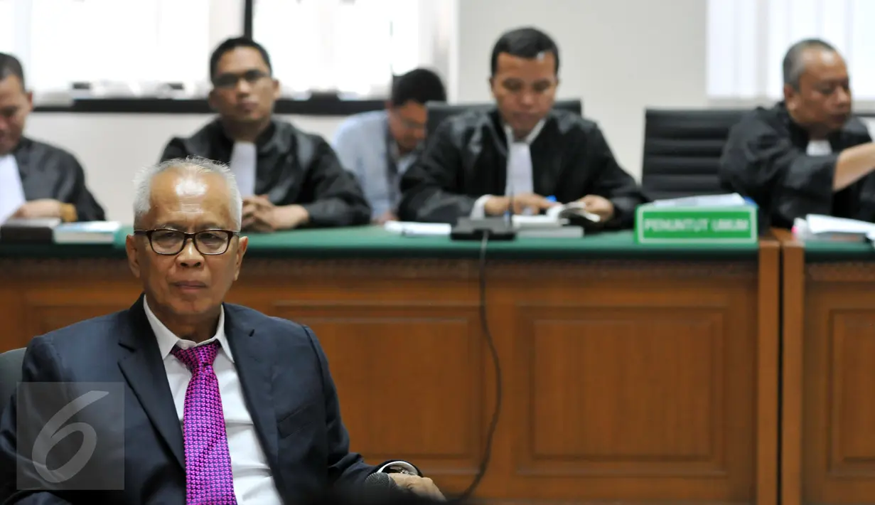 OC Kaligis menjalani sidang dengan agenda pengajuan keputusan sela di Pengadilan Tipikor, Jakarta, Kamis (22/9/2015). Majelis Hakim menolak nota keberatan Kaligis karena dalih yang disampaikan tidak relevan dengan KUHAP.(Liputan6.com/Andrian M Tunay)