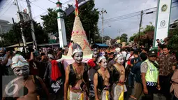 Ribuan bakpia disiapkan warga Ngampilan untuk diperebutkan warga Yogyakarta, Minggu (18/9). Harapannya, kegiatan kirab ini bisa mengingatkan warga bahwa asal usul bakpia dari Kampung Pathuk Kelurahan Ngampilan. (Liputan6.com/ Boy Harjanto)