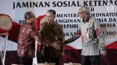 Dirut BPJS Ketenagakerjaan Agus Susanto dan Sesmenko PMK Satya Sananugraha bersalaman usai resmi melaunching Pelaksanaan Pemberian Penghargaan Jaminan Sosial Ketenagakerjaan di gedung Kemenko PMK, Jakarta, Selasa (20/6). (Liputan6.com/Faizal Fanani)