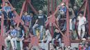 Suporter naik ke tower saat menyaksikan pertandingan antara Perserang Serang melawan Persib Bandung pada laga uji coba di Stadion Maulana Yusuf, Serang, Kamis (1/3/2018). Persib menang 6-0 atas Perserang. (Bola.com/M Iqbal Ichsan)