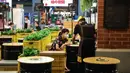 Seorang perempuan terlihat di sebuah restoran di pasar malam Asiatique di Bangkok, 7 Maret 2020. Jumlah kedatangan turis ke Thailand tahun ini diperkirakan turun hingga 6 juta, terendah dalam empat tahun terakhir, menurut Otoritas Pariwisata Thailand (TAT) dalam konferensi pers. (Xinhua/Zhang Keren)