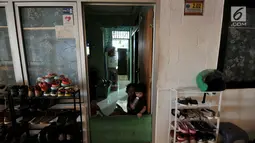 Aktivitas penghuni di Rumah Susun Sewa (Rusunawa) Cipinang Muara, Jakarta, Selasa (19/3). Sebelumnya pada pertengahan 2018 DKI menerbitkan Peraturan Gubernur Nomor 55 Tahun 2018 tentang kenaikan tarif rumah susun sewa. (merdeka.com/Iqbal S Nugroho)
