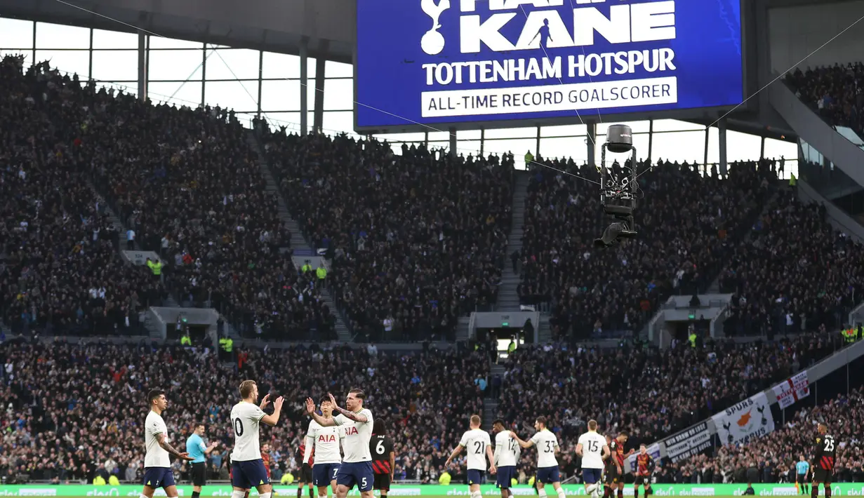 Pemain Tottenham Hotspur, Harry Kane (kiri kedua) melakukan selebrasi bersama rekannya setelah mencetak gol pembuka timnya ke gawang Manchester City pada laga pekan ke-22 Liga Inggris 2022/2023 di Tottenham Hotspur Stadium, London, Minggu (05/02/2023) malam WIB. Gol tersebut berhasil menobatkan dirinya menjadi top skor sepanjang masa Tottenham dengan koleksi 267 gol. (AFP/Adrian Dennis)