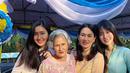 Nong Poy bersama nenek, sang mama, dan adiknya. Nong Poy memiliki hubungan yang erat dengan keluarganya, diimbangi dengan privasi yang juga dijaga ketat.