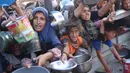 <p>Sebelumnya, Program Pangan Dunia (WFP) mengeluarkan peringatan akan ancaman kelaparan yang tinggi di Gaza, terutama saat musim dingin tiba. (BASHAR TALEB/AFP)</p>