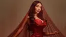 Rambut panjang Denada ditata dengan gaya curly yang menawan dan tergerai di balik veil lace [@denadaindonesia]