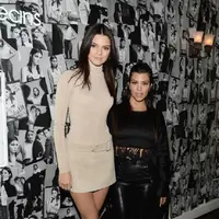 Kendall Jenner dan Kourtney Kardashian tengah berpesta ketika Kim Kardashian di rampok. (AFP/Bintang.com)