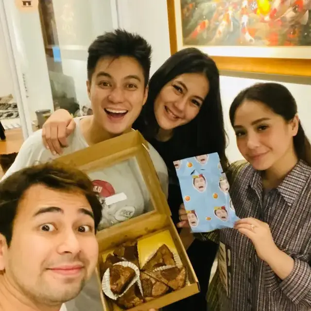6 Potret Baim Wong dan Nagita Slavina, Sikap Elus Kepala di Ultah Azura Disorot