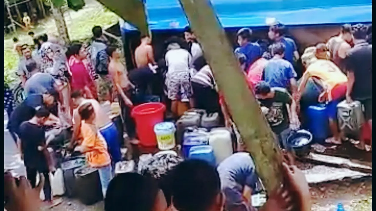 Usai Tolong Sopir, Warga Berebut Tumpahan Solar dari Truk yang Terbalik